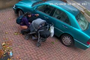 【監視カメラ】ベビーカー連れのお母さんが車の陰に隠れてオシッコしてるa