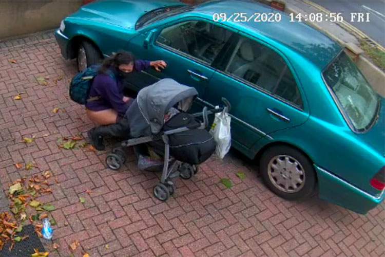 【監視カメラ】ベビーカー連れのお母さんが車の陰に隠れてオシッコしてる