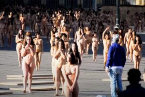 【芸術】「みんなで脱げば恐くない！」数百人の女性が街中で全裸になるアート作品のメイキング動画B