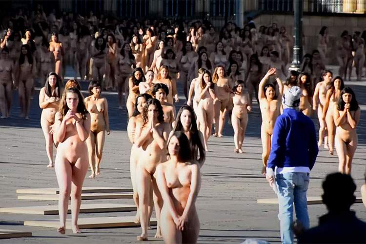 【芸術】「みんなで脱げば恐くない！」数百人の女性が街中で全裸になるアート作品のメイキング動画