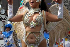 【草加よさこいサンバフェスティバル2025】有名サンバチームが多数出演して大盛り上がり！な草加駅前の様子