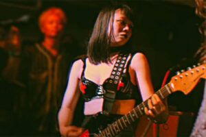 えちえちな恰好でライブを行う90年代な香り漂うバンドの動画【Sorry-No-Camisole】