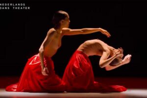 おっぱい丸出しで踊るバレエダンサー達、筋肉凄い！！