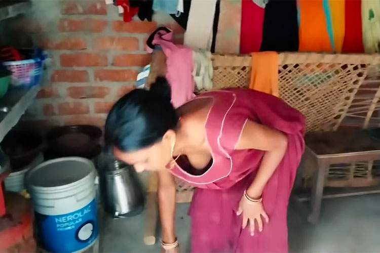インド人女性が家の中を(ノーブラで)掃除してるだけの動画