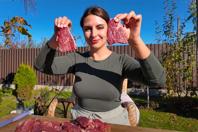 ウクライナの爆乳Youtuberがノーブラで乳首浮かせつつ肉を焼くだけの動画【Luba from Ukraine】