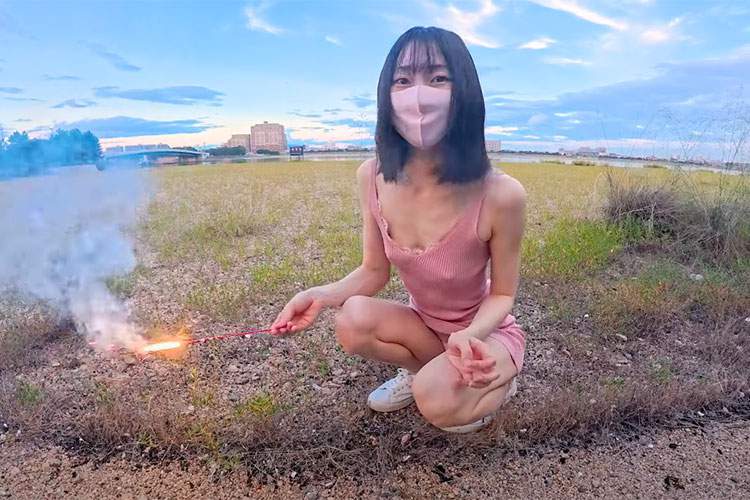 ノーブラで花火したら下も見えちゃってたYoutuber【ましゅたび】