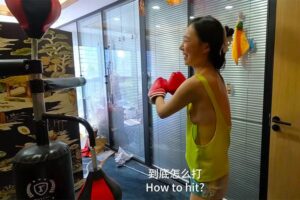 ノーブラタンクトップ姿でボクササイズを行う女の子