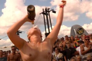 全裸で走り酒を飲み川に飛び込み...楽しそうな全裸カヌーレースイベントのの様子A