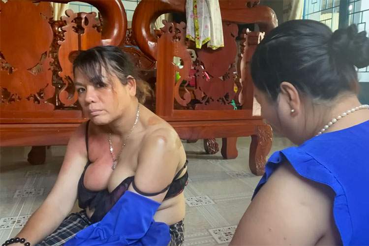 「ポロリしてないかな？大丈夫かな？」みたいな表情でカメラを見つめるぽっちゃり熟女のカッサ施術動画