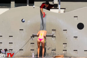 【ひっどｗ】ビーチでシャワーを浴びてる女子の頭に勝手にシャンプーをかけるイタズラ動画