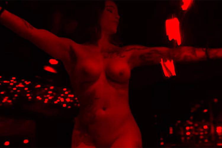 【何故かYoutubeで削除されない】全裸でポールダンスを踊るスタイル抜群なタトゥーネキ【Callie Jane】