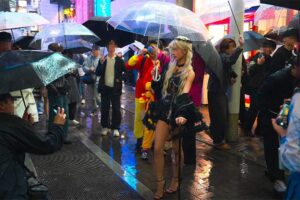 【渋谷ハロウィン2025】どしゃ降りの雨と寒さとハロウィン排除の警察官達と...コスプレを楽しむ女子達のまとめ