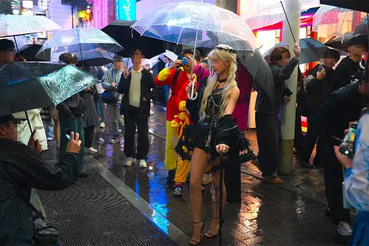 【渋谷ハロウィン2025】どしゃ降りの雨と寒さとハロウィン排除の警察官達と...コスプレを楽しむ女子達のまとめ