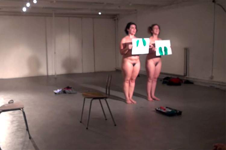 【芸術】唐突に全裸になってケツにペンキを塗り尻拓を取る女子２名