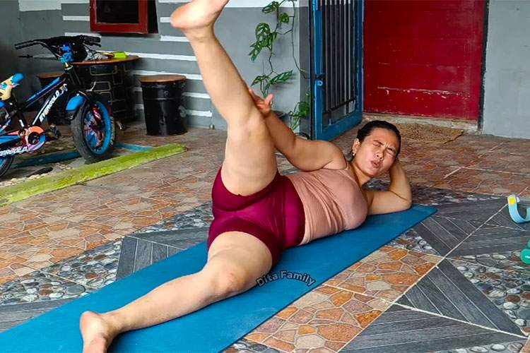 ぽっちゃり熟女が苦しそうな顔でガチフィットネスを行うだけの動画