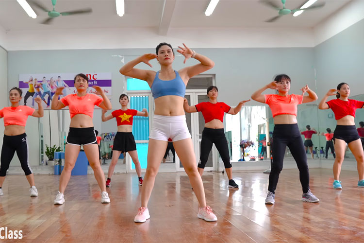 アジアン熟女達がテクノに合わせて激しく踊る動画