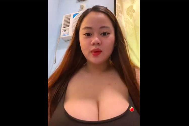 ノーブラタンクトップ姿でライブ配信してるおっぱい