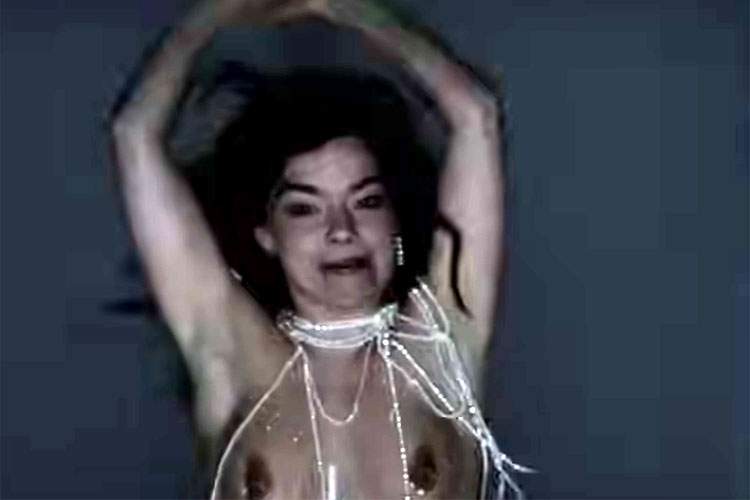 世界的女性ミュージシャン「ビョーク(björk)」さんがおっぱい丸出しで歌うMV