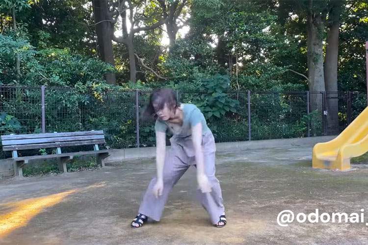 胸チラとTシャツの汗ジミが見どころな踊ってみた動画