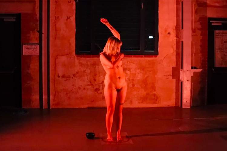 【芸術...？】全裸の女の子がみんなの前で全身の無駄毛を処理する動画B