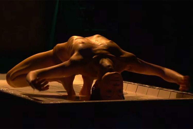 【芸術】おっぱい丸出しパンツ一丁でのたうち回る女性