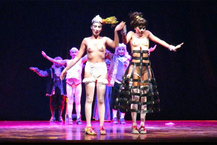 おっぱい丸出し＆フェラチオシーンまである舞台