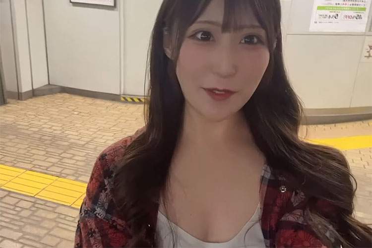 鶯谷のホテル街をノーブラで散歩するYoutuber【のーぶらさんぽ】