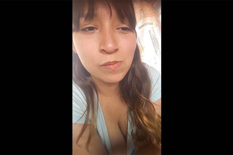 だらしなエロい女の子がおっぱい見せながら雑談配信