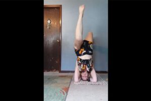 ぽっちゃり腋毛熟女がおっぱいこぼれそうな恰好で逆立ち【HighPriestess-OfInnerPeace】