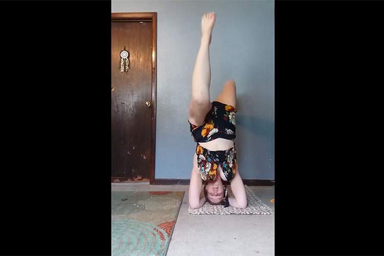 ぽっちゃり腋毛熟女がおっぱいこぼれそうな恰好で逆立ち【HighPriestess OfInnerPeace】