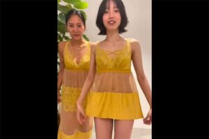 エロいナイトウェアのライブコマースを行う女性２人組A