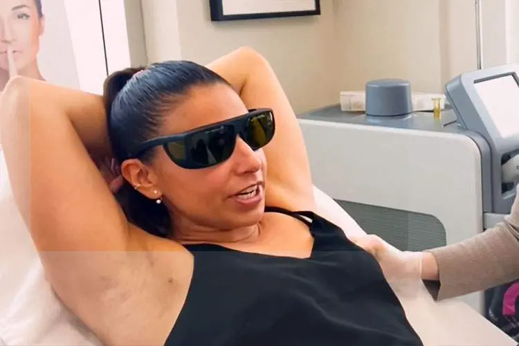 ガッチリボディーなYoutuberの腋毛レーザー脱毛動画【ALiSER • One day at a time •】