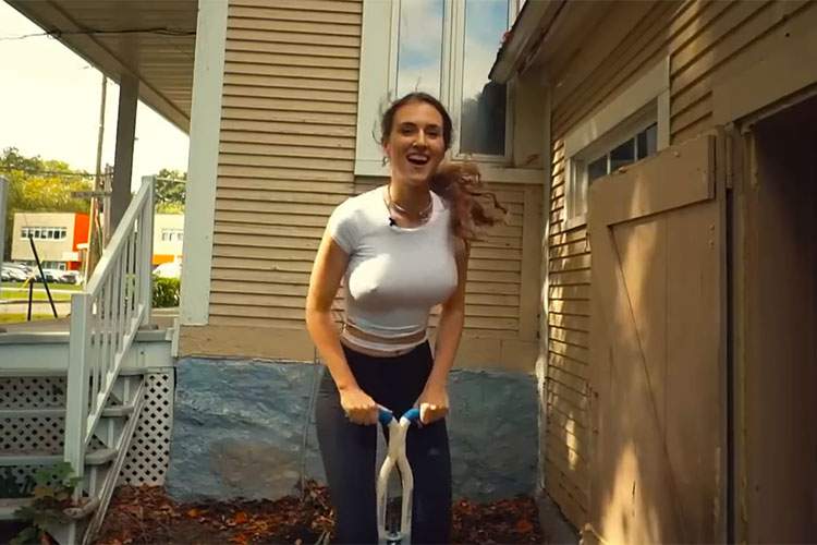 スポーツブラとノーブラでホッピングしたらどう違うのか？を検証するYoutuber【The Piper Blush Experiment】