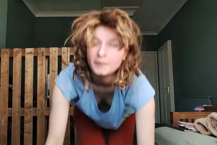 ノーブラTシャツ姿でプランクやストレッチを行う女性Youtuber【Rose' s questions】