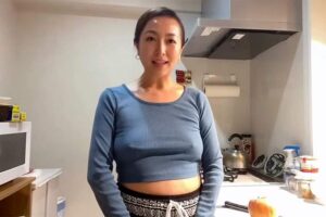 ノーブラで皮を剥くエッチな人妻Youtuberの動画【人妻さゆりのVlog】A
