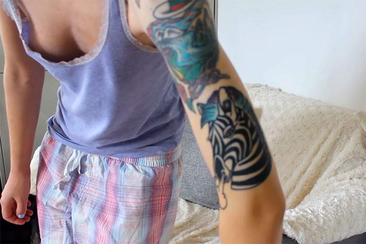 ノーブラタンクトップで乳首チラ見せしてくれるスレンダータトゥー腋毛バンギャ系女子