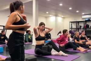 ピチピチギャル(死語）達がヨガのレッスンを受ける様子を覗いてみよう！