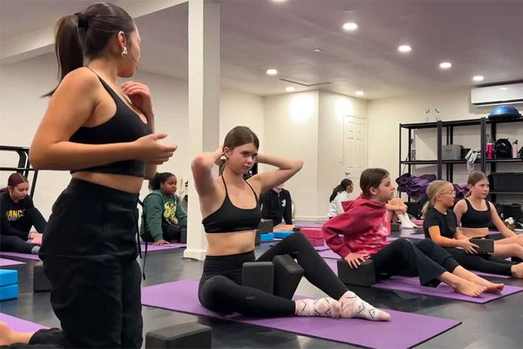 ピチピチギャル(死語）達がヨガのレッスンを受ける様子を覗いてみよう！