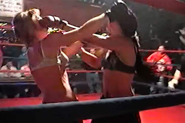 上半身ブラジャー姿でMMAの試合を行う女性達