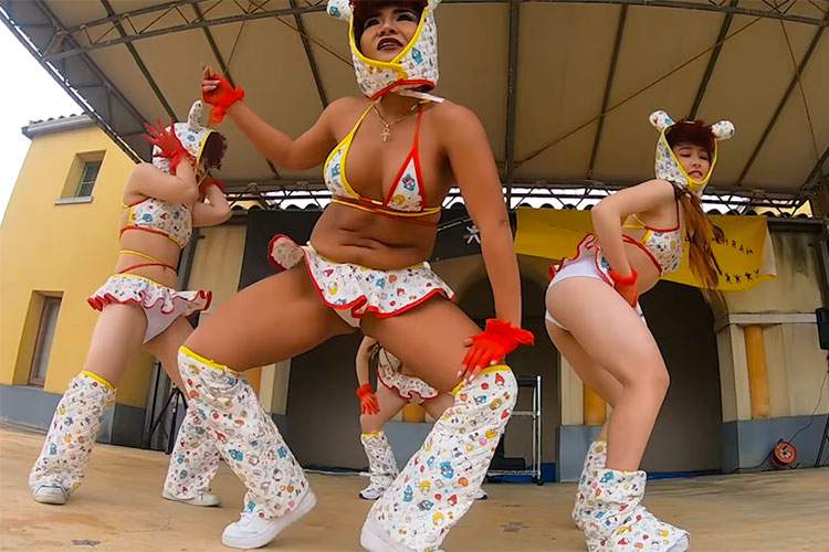 レゲエダンスを披露する10代の女の子達、一人衣装がやけに露出激しいダンサーが...