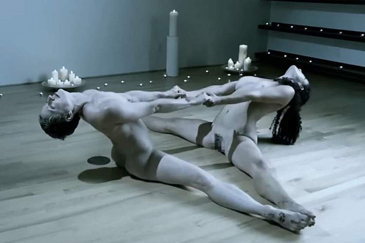【芸術動画】全裸でヨガをテーマにしてるっぽいパフォーマンスを行う女子２名