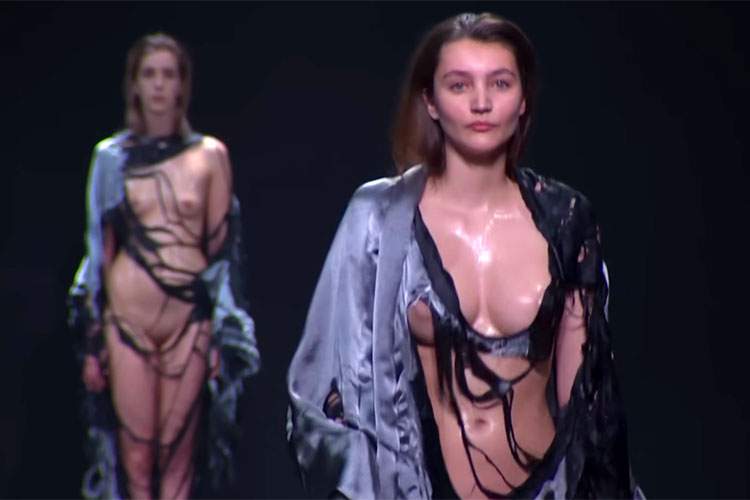 全裸にぼろ布羽織っただけの恰好でランウェイを歩かされるモデル