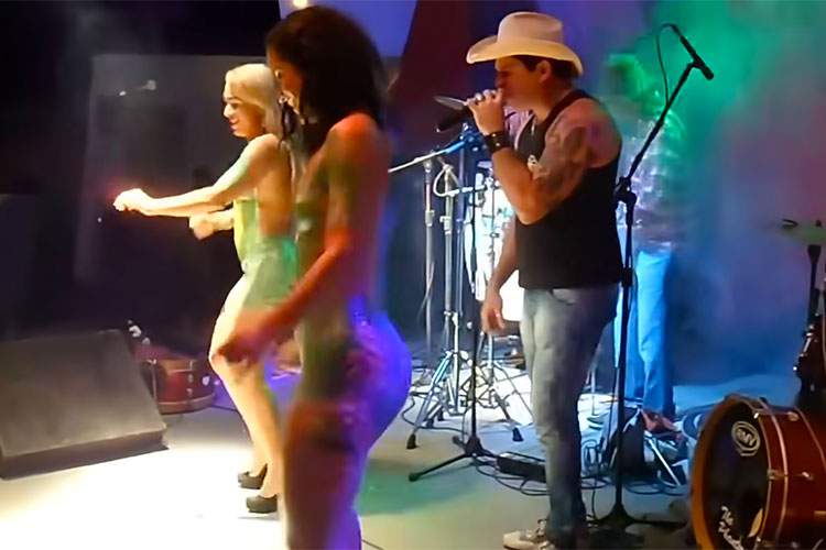 全裸ボディーペイント姿で踊る女性２人