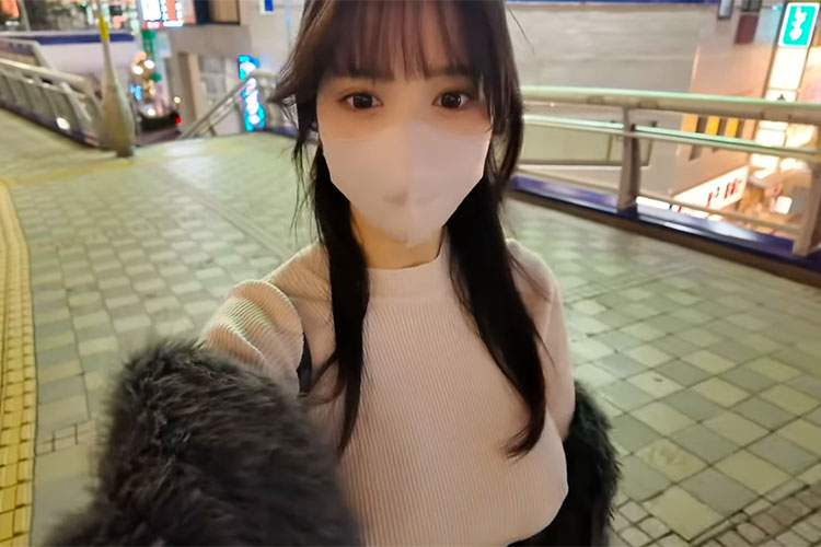 柏駅前をノーブラ散歩するYoutuber【ぴなこ】