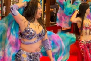 浅草横町のクリスマスイベント？でサンタ帽被って踊るベリーダンサーの方々を至近距離で撮影した動画。A