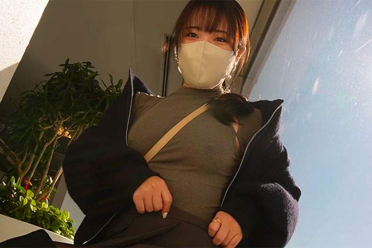 空港でノーブラ散歩するエロ系女性Youtuber【ノー〇ラ女子すずもん】