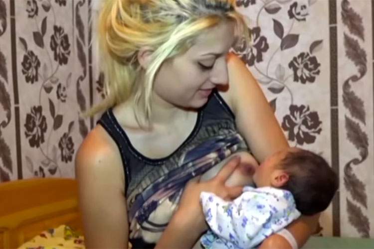 7年前Youtubeに投稿された金髪ギャルの乳首モロ出し授乳動画