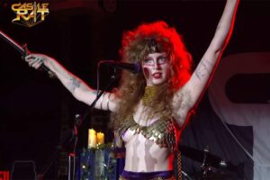 【1時間9分】未処理な腋毛と下乳丸出しの衣装でライブを行うメタルバンドの女性ボーカル【Castle-Rat】A