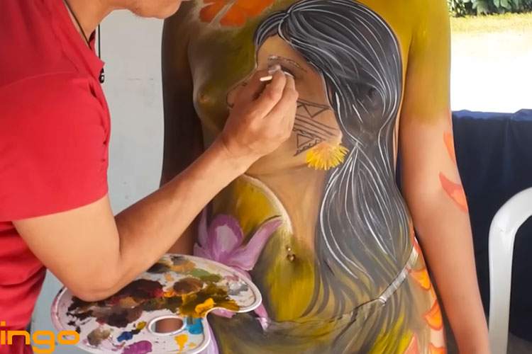 【ボディペイント動画】裸体に絵画を描かれる女性【CARNAVAL de Paz Yaku 2025】
