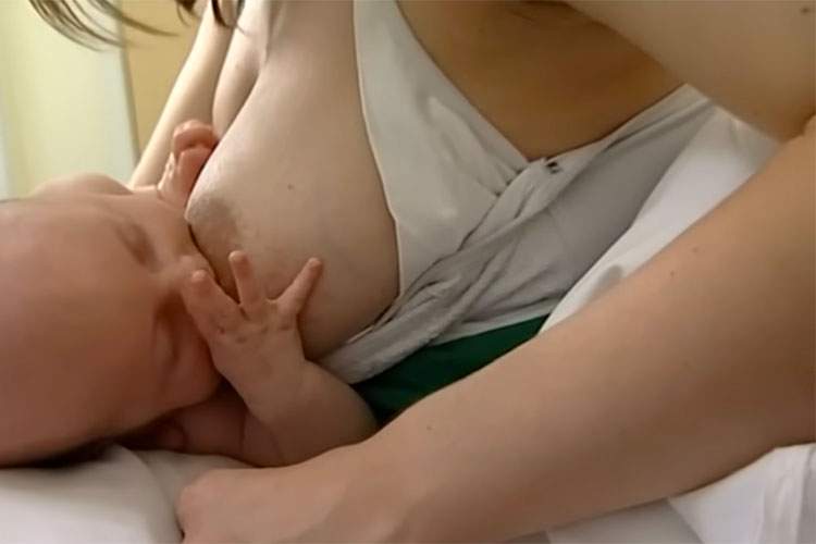 【授乳動画】14年前Youtubeに投稿された乳首も見える授乳動画